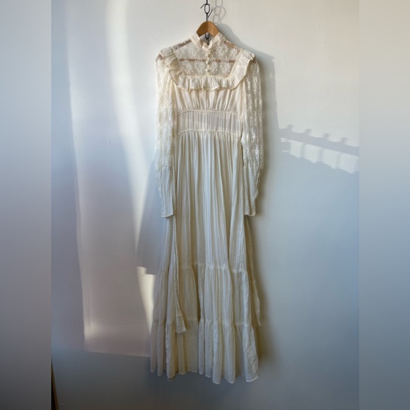 penelope cream dress, looks very much like a gunne saxs style dress - Picture 2 of 12